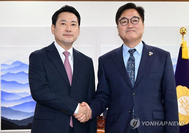 기념 촬영하는 우원식 국회의장과 국민의힘 장동혁 대표