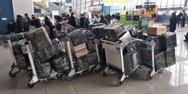 블라디보스토크 공항에서 평양행 비행기를 대기하는 북한 노동자들의 수하물