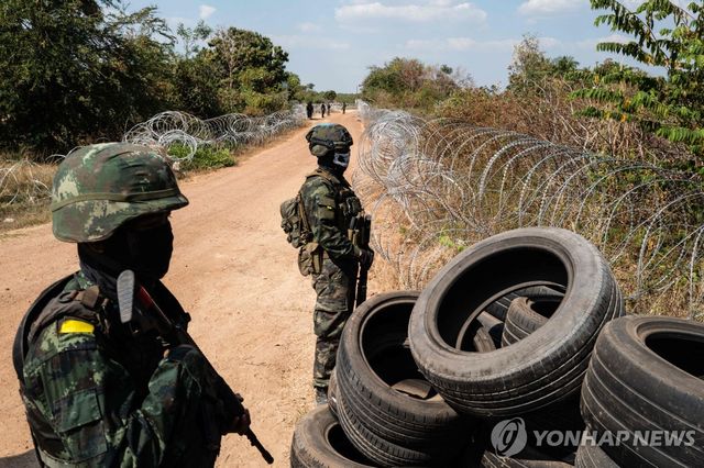 캄보디아와 국경지대 지키는 태국 병사들
