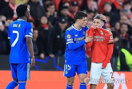 비니시우스(왼쪽)를 향해 입을 가린 채 무언가를 말하던 프레스티아니(오른쪽).