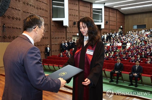 신임 검사에게 임명장 전수하는 정성호 법무부 장관