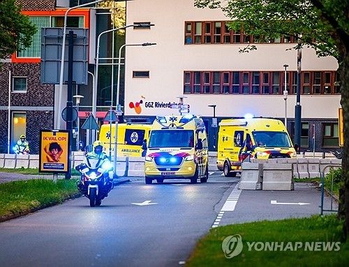 한타바이러스 감염 의심자를 태우고 네덜란드 레이던 대학병원에 도착한 구급차 [EPA 연합뉴스 자료사진. 재판매 및 DB 금지] 