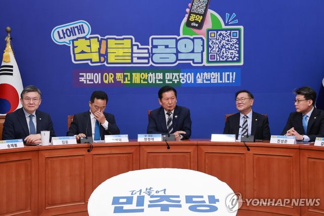 공약 발표 행사에서 인사말하는 민주당 정청래 대표