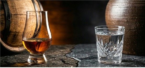 오크통의 위스키와 옹기의 증류식 소주