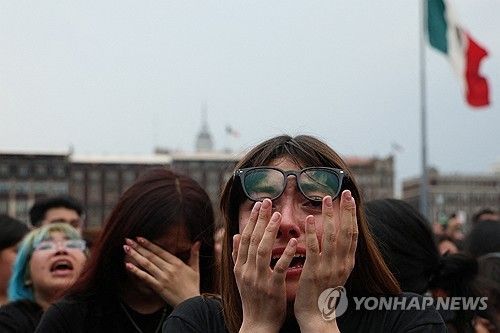 오열하는 팬들