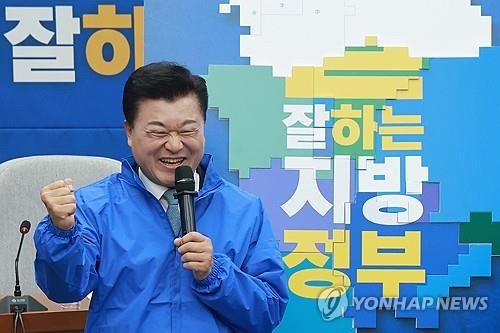 각오 밝히는 신용한 후보