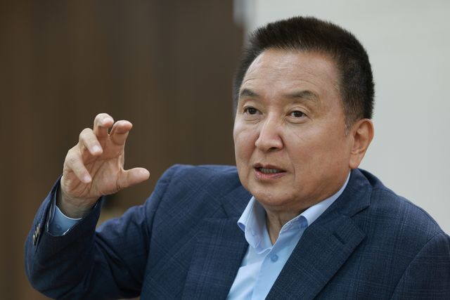 인터뷰 하는 김영환 후보