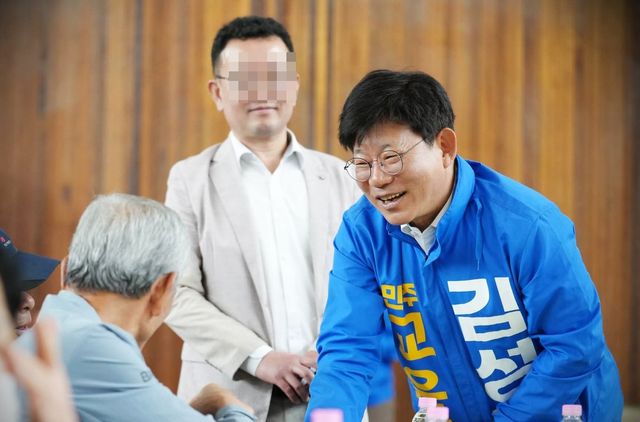 어르신에게 인사하는 김성근 후보
