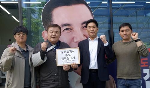 김진태 후보 측에 정책질의서 전달하는 원공노