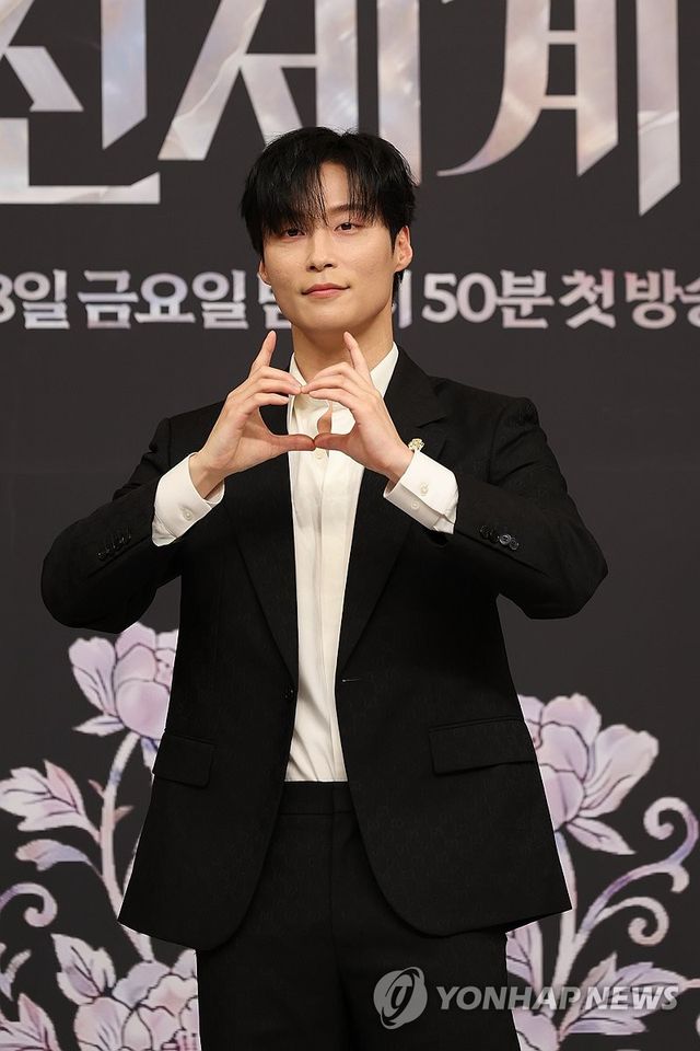포즈 취하는 허남준