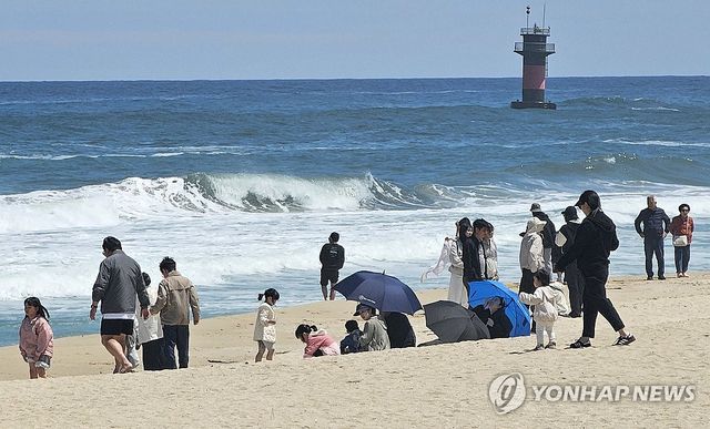 거센 파도 치는 강릉 경포해변