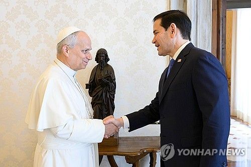교황 레오14세 만나 악수하는 루비오 미 국무