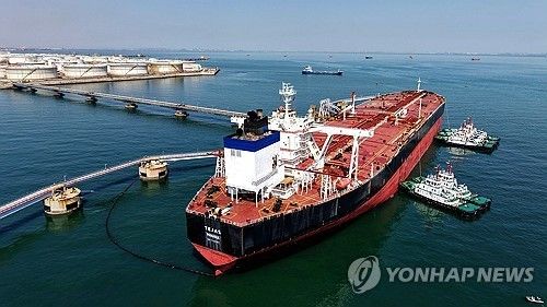 중국 산둥성 칭다오의 한 유조선