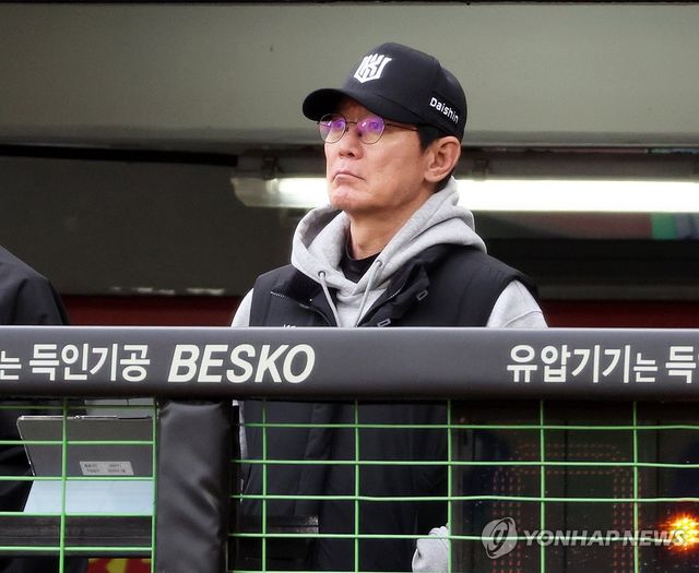 경기 지켜보는 이강철 감독