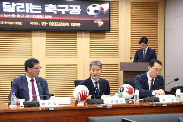 여야 의원들 질의에 답변하는 임흥세 감독