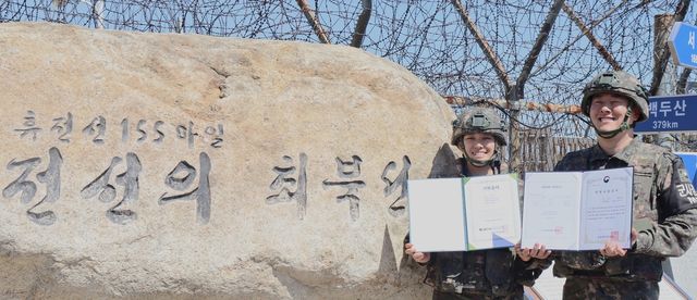 육군 제22보병사단 문준표 상사(오른쪽)와 구지은 중사
