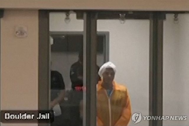 콜로라도 법정에 들어서는 무함마드 사브리 솔리먼
