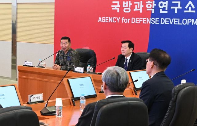 진영승 합참의장(왼쪽)이 7일 국방과학연구소를 방문해 이건완 국방과학연구소장(오른쪽) 및 연구원들과 첨단과학기술 기반 자주국방력 확보 방안에 대한 현장토의를 하고 있다. [합참 제공]