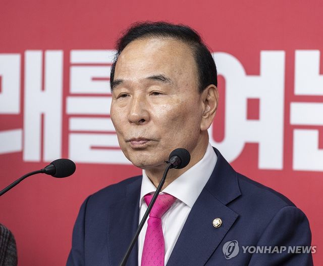 취재진 질문에 답하는 국민의힘 박덕흠 공천관리위원장
