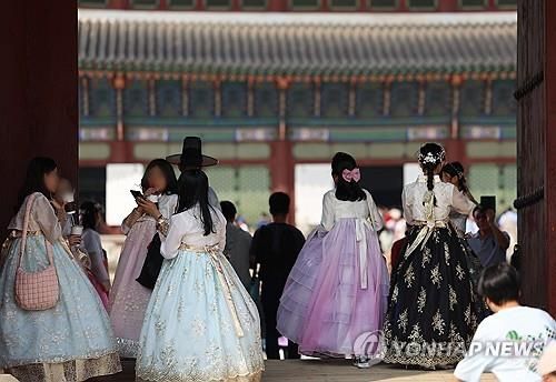 서울 경복궁을 찾은 한복 차림 관람객들