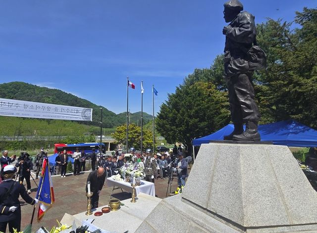 제75주기 쥴·장루이 소령 동상 앞에서 치러지는 추념식