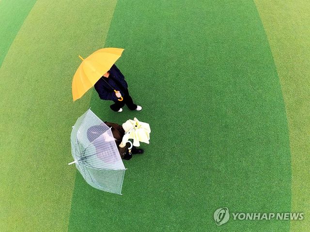 광주 북구 용봉동 전남대학교 교정에서 우산을 쓴 학생들이 걸어가고 있다. [광주 북구 제공. 재판매 및 DB 금지]