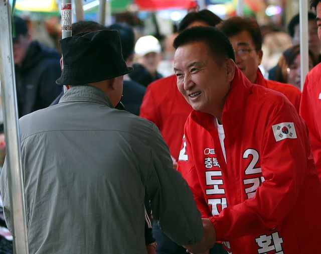 거리유세 나선 김영환 후보