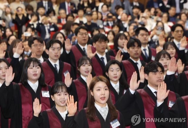 선서하는 신임 검사들
