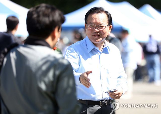 시민들과 인사하는 김부겸
