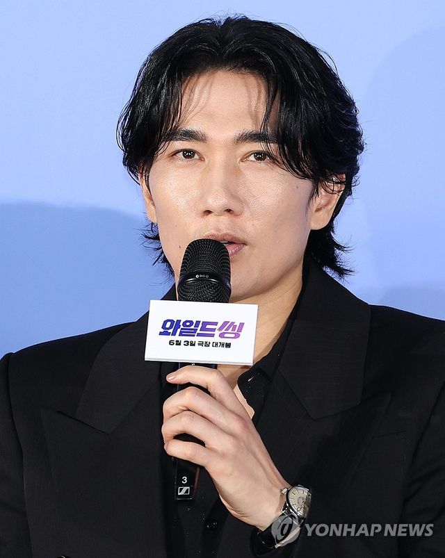 인사말하는 엄태구