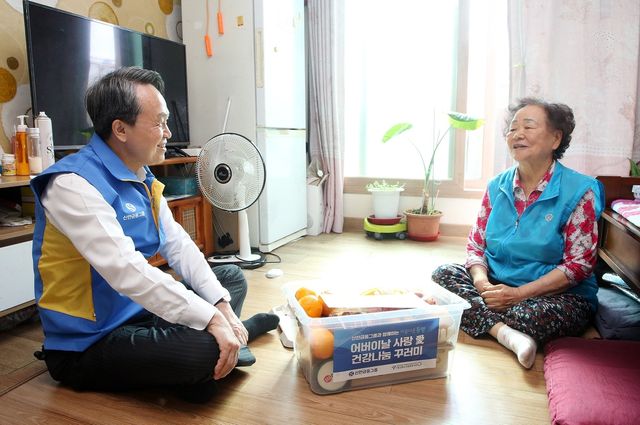진옥동 신한금융그룹 회장(왼쪽)이 지난 6일 서울 강북구의 한 어르신 가정을 찾아 과일키트를 전달하며 대화하고 있다. [신한금융 제공]