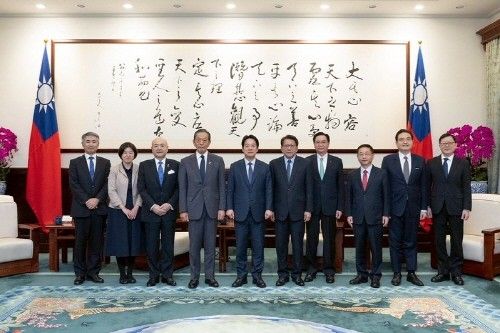 스미 유조 일본대만교류협회 회장과 라이칭더 대만 총통(왼쪽에서 4, 5번째)
