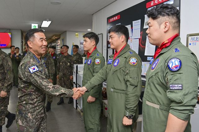 진영승 합참의장이 7일 공군 제20전투비행단을 방문해 조종사들과 악수하며 격려하고 있다. [합참 제공]
