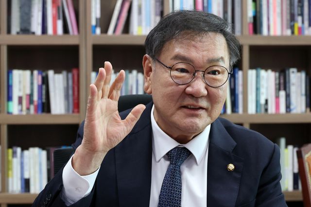 연합뉴스와 인터뷰하는 김태년 의원