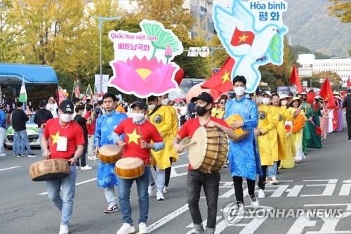 문화다양성 축제 'MAMF' 거리 행진 참가 이주민들