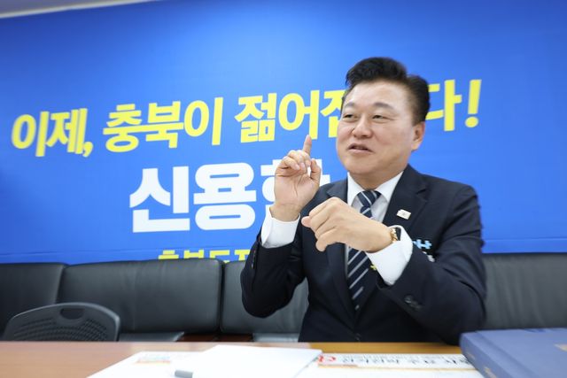 인터뷰하는 신용한 후보