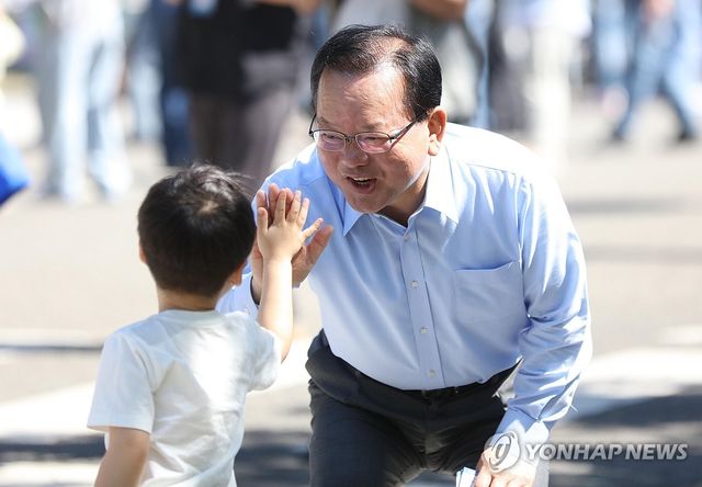 어린이와 하이 파이브 하는 김부겸
