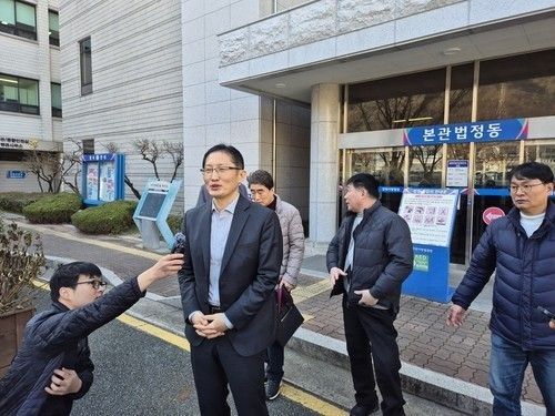 지난해 아크말씨 재심 청구 사건 재판 직후 인터뷰하는 박준영 변호사