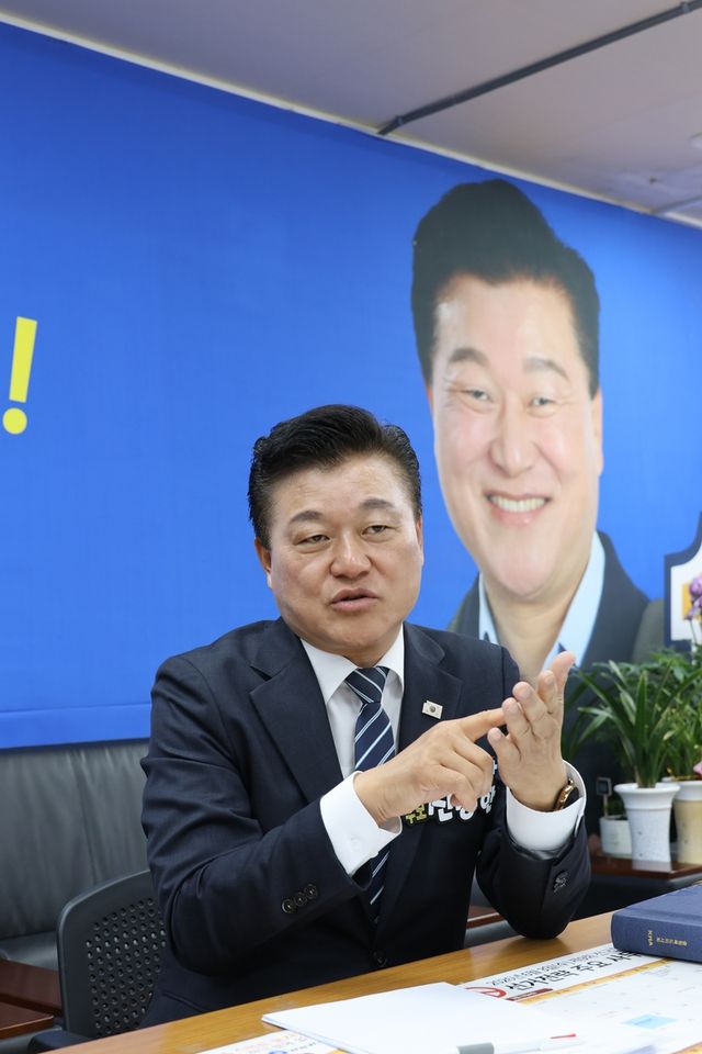 인터뷰 하는 신용한 후보