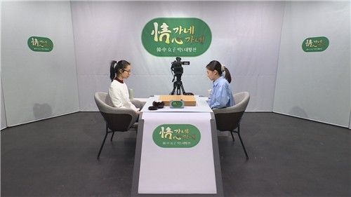 한국 여자바둑 1위 김은지(오른쪽) 9단이 중국 저우훙위 9단에게 승리했다.