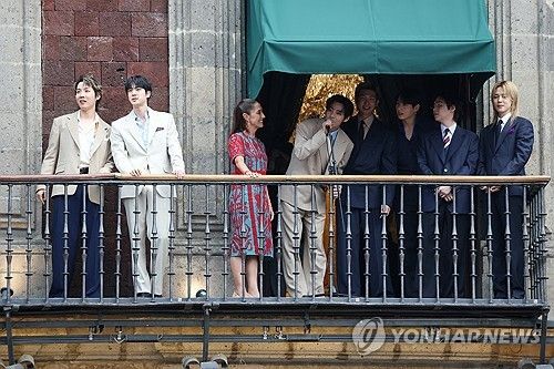 멕시코 대통령궁에 모인 BTS