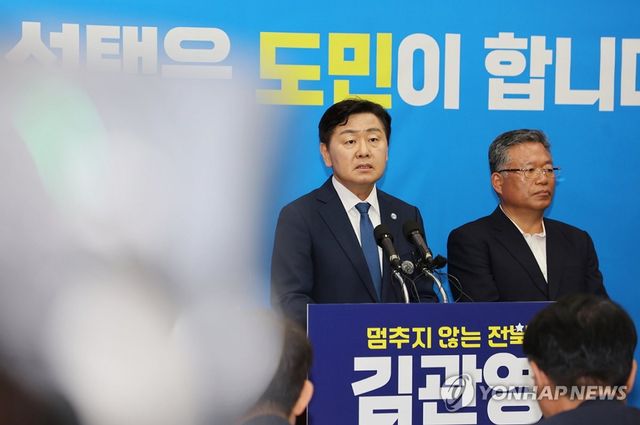 취재진 앞에 선 김관영