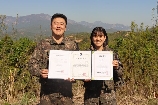 육군 제22보병사단 문준표 상사(왼쪽)와 구지은 중사