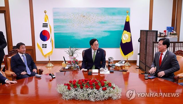 국회의장 주재로 만난 여야 원내대표