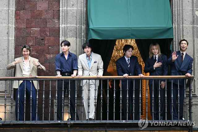 그룹 방탄소년단, 멕시코 대통령궁 발코니에서 팬들과 인사 