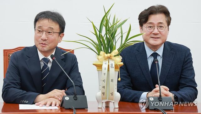홍익표 정무수석 만나 인사말하는 민주당 한병도 원내대표