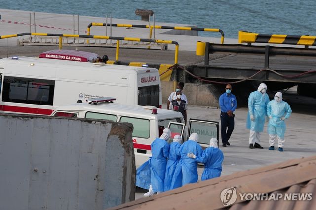 카보베르데 프라이아 항구에서 'MV 혼디우스' 크루즈선에 탑승한 환자들을 대피시키는 보건 요원들