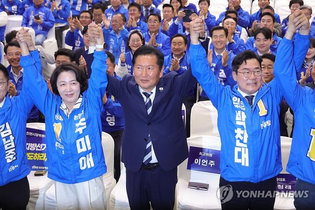 후보들과 기념촬영하는 정청래 대표