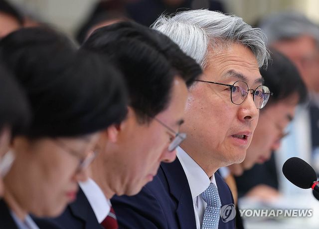 답변하는 고영선 한국교육개발원장