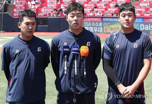 질문에 답하는 김세민-고승민-나승엽